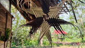 A woven hanging decoration in a rustic outdoor setting. - nawala eco-hostel (Nuquí)