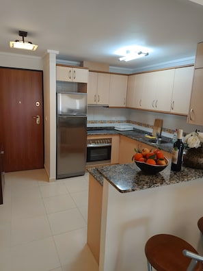 Geladeira, micro-ondas, fogão, cooktop
