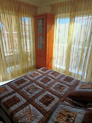 3 bedrooms, iron/ironing board, WiFi, bed sheets - Puerto Marina Apartment with Mountain Views, Wi-Fi, and Air Conditioning (Los Alcázares)