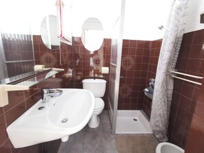 Een douche, een haardroger, een bidet, handdoeken