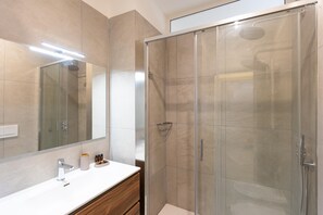 Shower, hair dryer, bidet, towels - Sivori apartment in the Prati neighborhood (Rome)