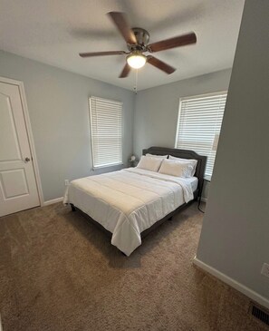 2 bedrooms, WiFi, bed sheets - Charming 2-bedroom house in gorgeous Cleveland Heights with AC (Cleveland Heights)