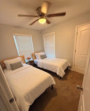 2 bedrooms, WiFi, bed sheets - Charming 2-bedroom house in gorgeous Cleveland Heights with AC (Cleveland Heights)