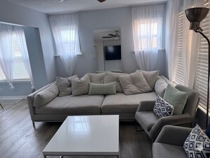 Living area - Charming 2-bedroom house in gorgeous Cleveland Heights with AC (Cleveland Heights)
