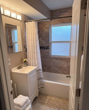 Hair dryer, towels, soap, toilet paper - Charming 2-bedroom house in gorgeous Cleveland Heights with AC (Cleveland Heights)