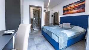 A bedroom with a bed, a desk, and a chair. - Aria di Mare (Santa Marinella)