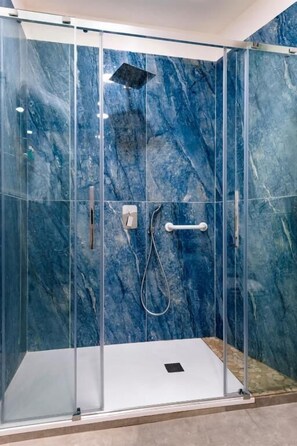Family Room, Mobility Accessible, Private Bathroom | Bathroom | Shower, free toiletries, hair dryer, towels - Aria di Mare (Santa Marinella)