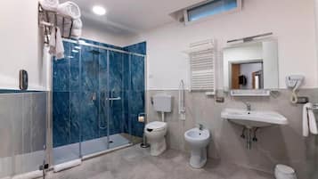 Perhehuone, esteetön liikuntarajoitteisille, oma kylpyhuone | Kylpyhuone