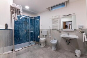 Perhehuone, esteetön liikuntarajoitteisille, oma kylpyhuone | Kylpyhuone