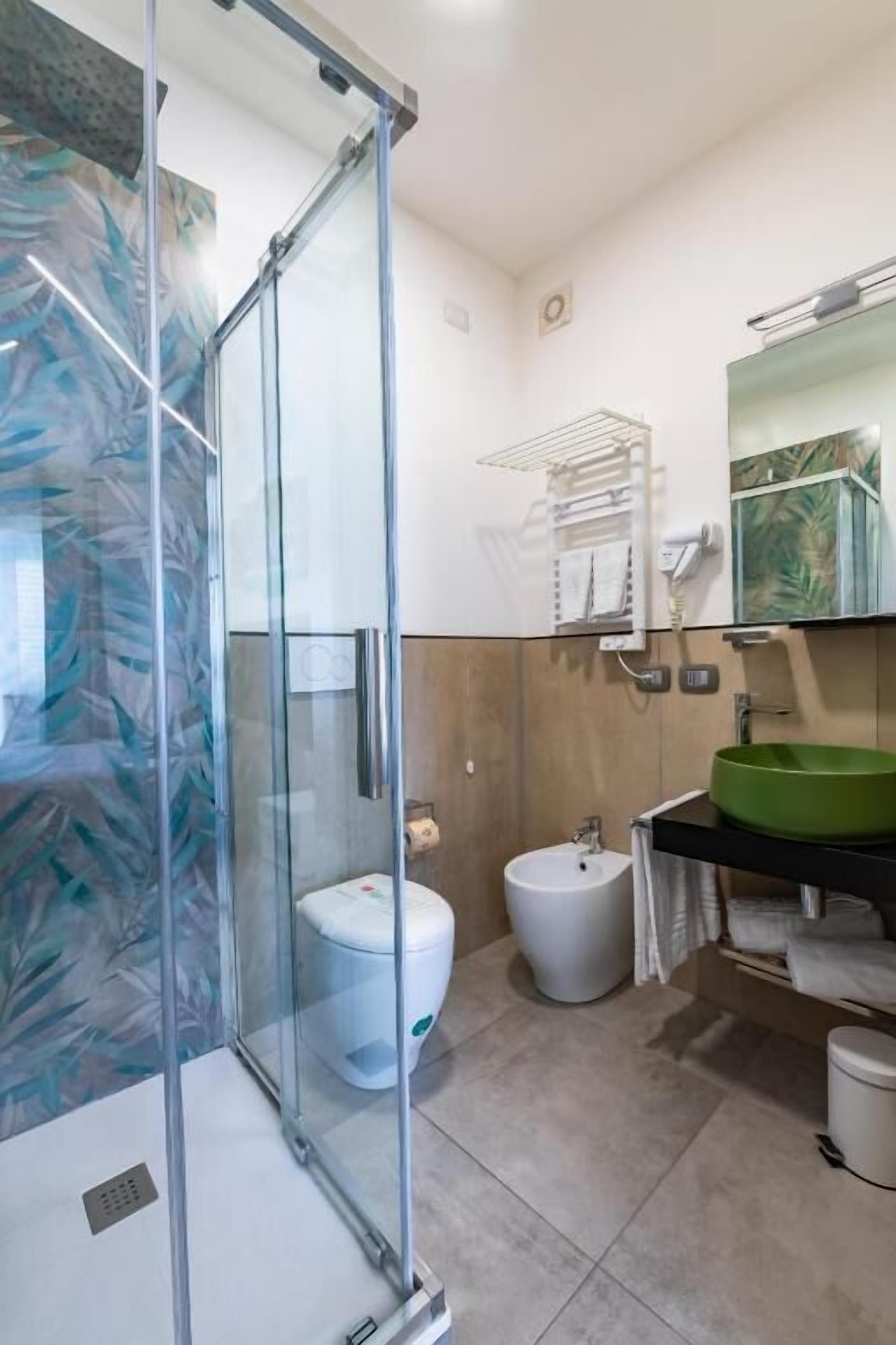 Doppel- oder Zweibettzimmer, Klimaanlage | Badezimmer | Dusche, kostenlose Toilettenartikel, Haartrockner, Handtücher