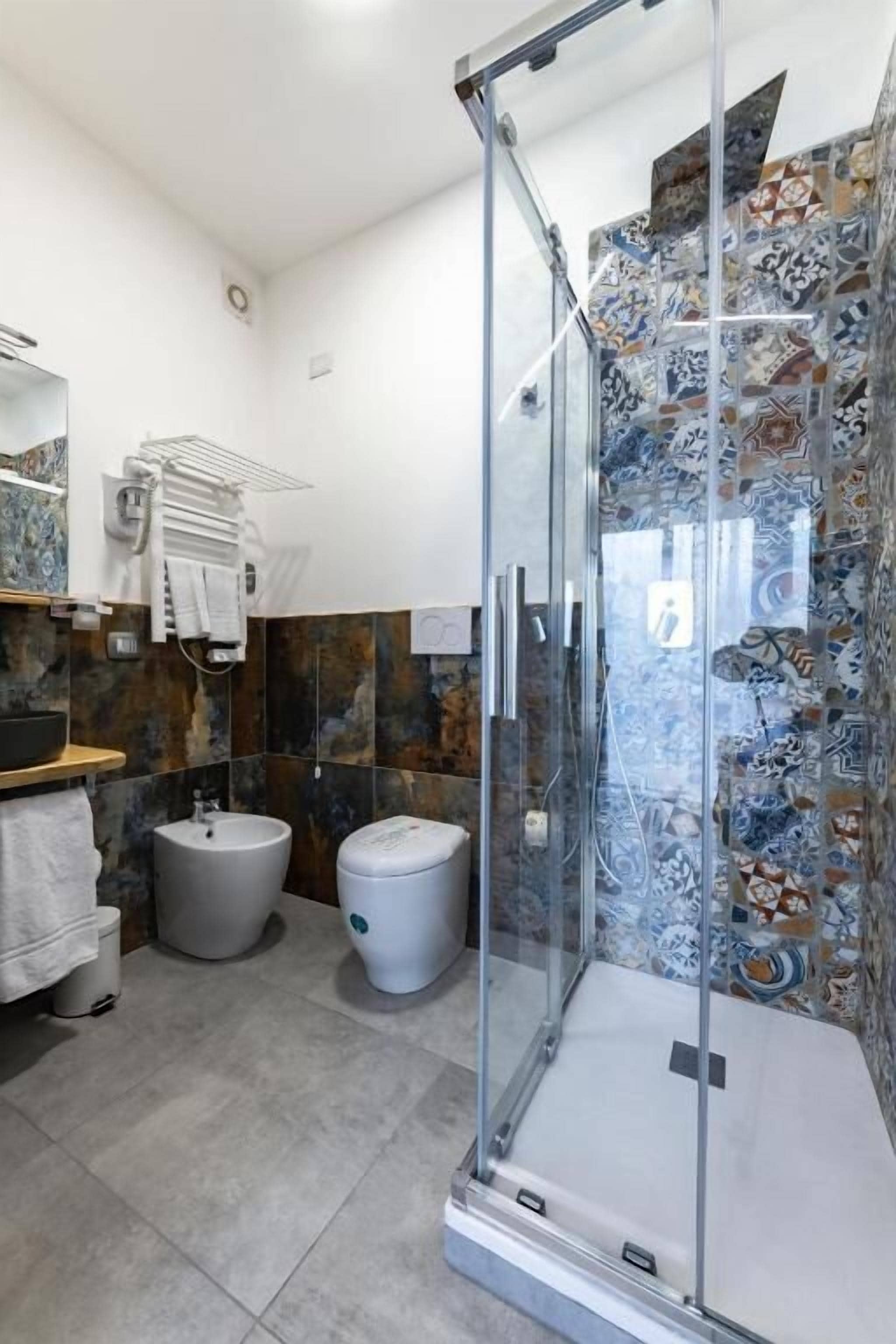 Camera con letto matrimoniale o 2 letti singoli, frigorifero | Bagno | Doccia, set di cortesia gratuito, asciugacapelli, asciugamani