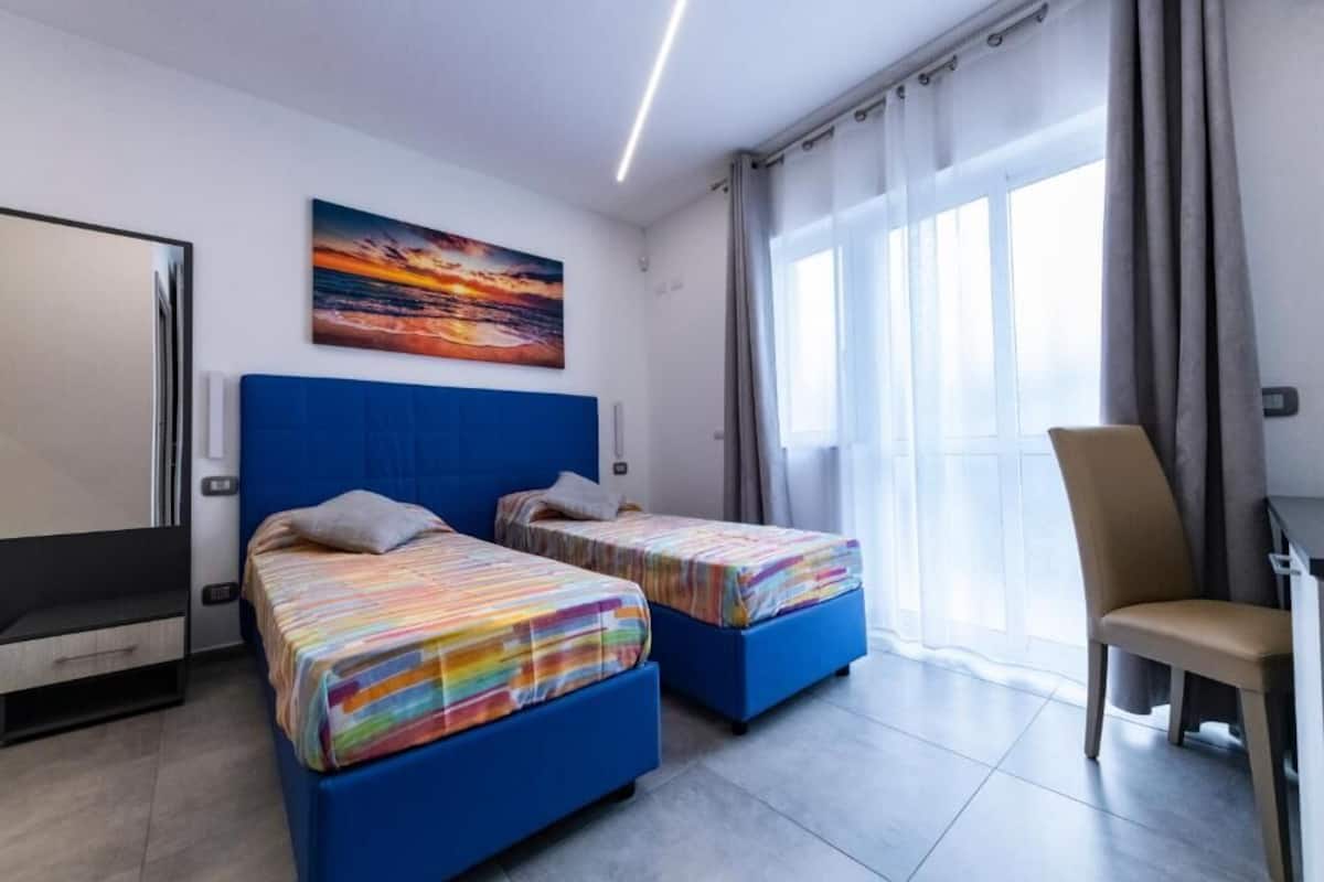 Kahden hengen huone (yksi tai kaksi sänkyä), jääkaappi