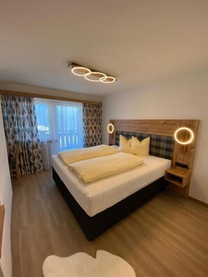 Quarto casal básico, sacada, vista para a montanha