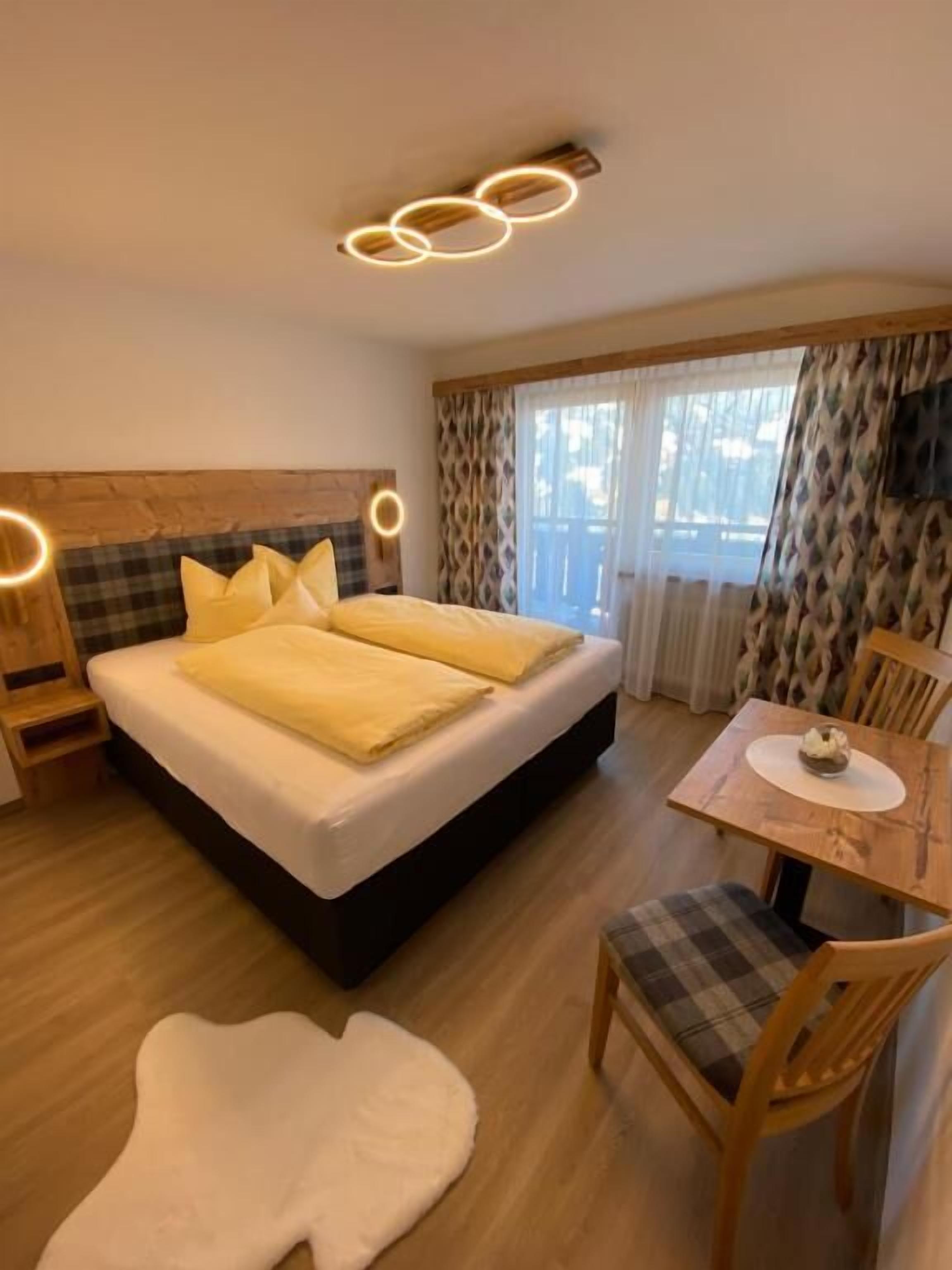 Basic-Doppelzimmer, Balkon, Bergblick | Kostenloses WLAN