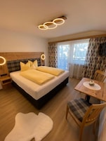 Quarto casal básico, sacada, vista para a montanha | Wi-Fi de cortesia