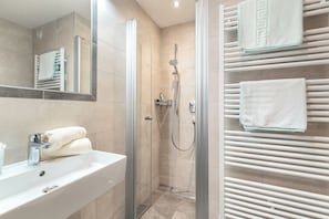 Basic-Doppelzimmer, Balkon, Bergblick | Badezimmer | Dusche, Haartrockner, Handtücher, Toilettenpapier