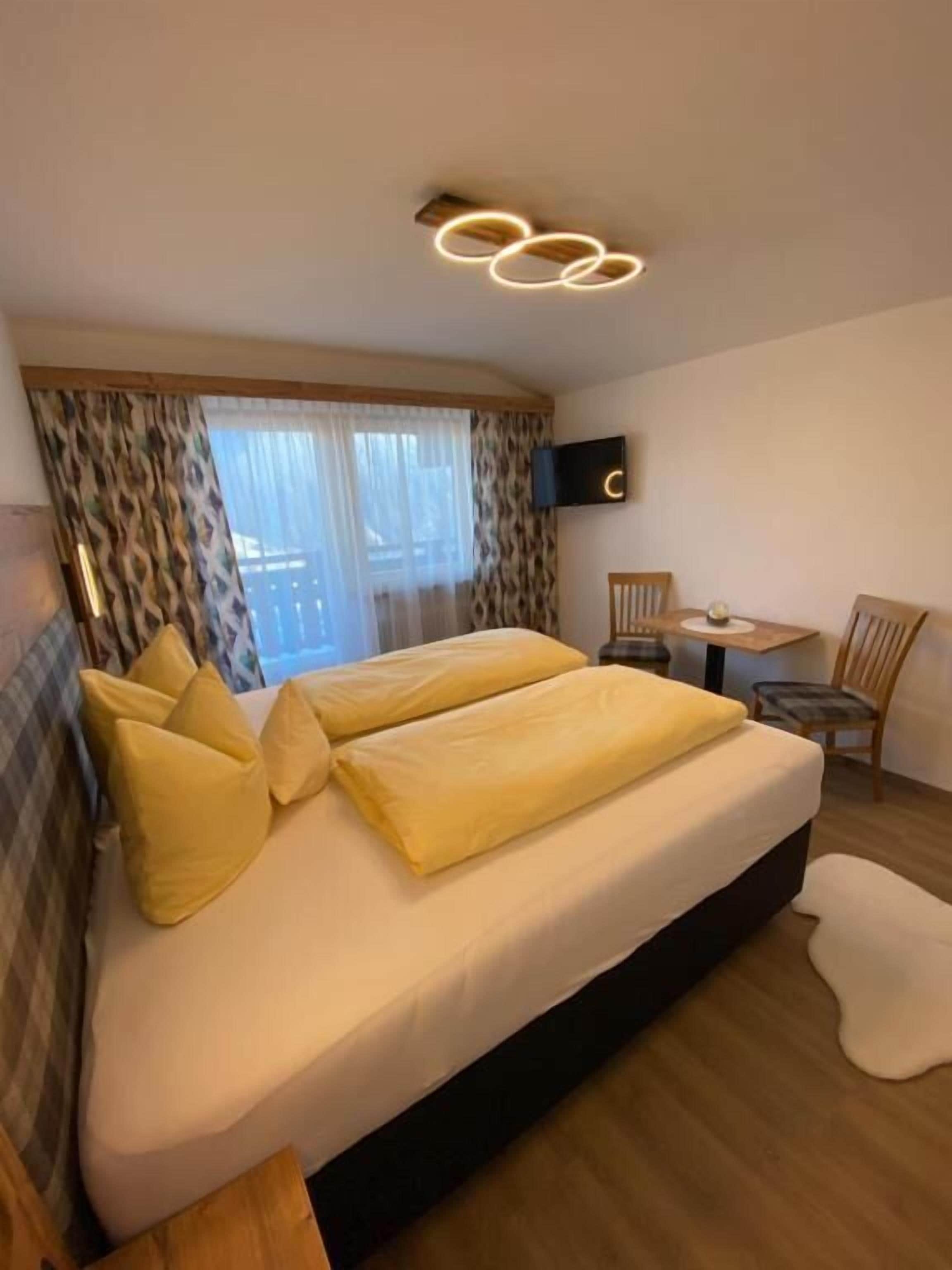 Habitación básica doble, balcón, vistas a la montaña | Wifi gratis