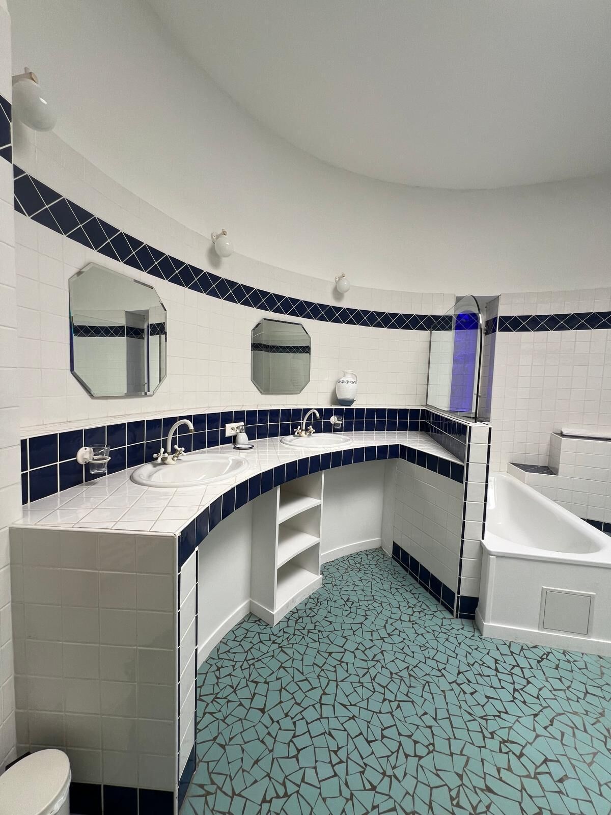 Douche, serviettes fournies, papier toilette