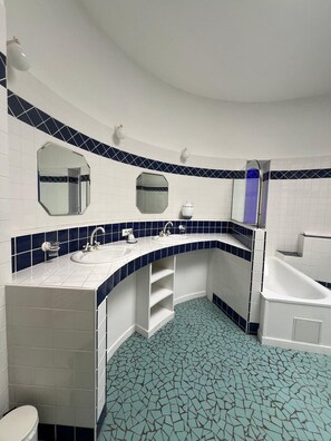 Een douche, handdoeken, toiletpapier