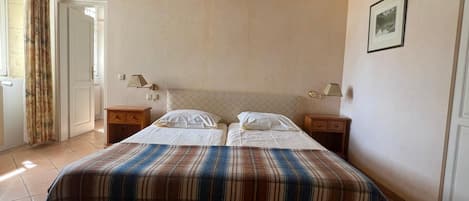 7 bedrooms, travel crib, free WiFi, bed sheets