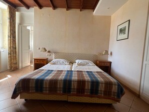 7 bedrooms, travel cot, free WiFi, bed sheets - Private Château with Lake, Vineyards, Forest & Multi-Sport Court! (Saint-Sauveur)