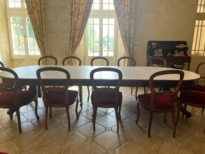 Dining - Private Château with Lake, Vineyards, Forest & Multi-Sport Court! (Saint-Sauveur)