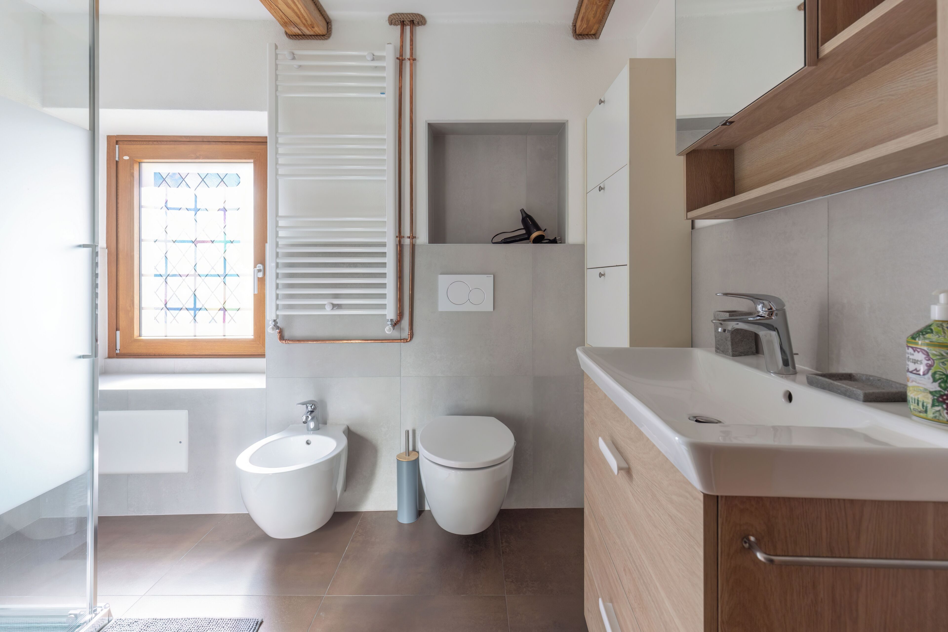 Shower, hair dryer, bidet, towels