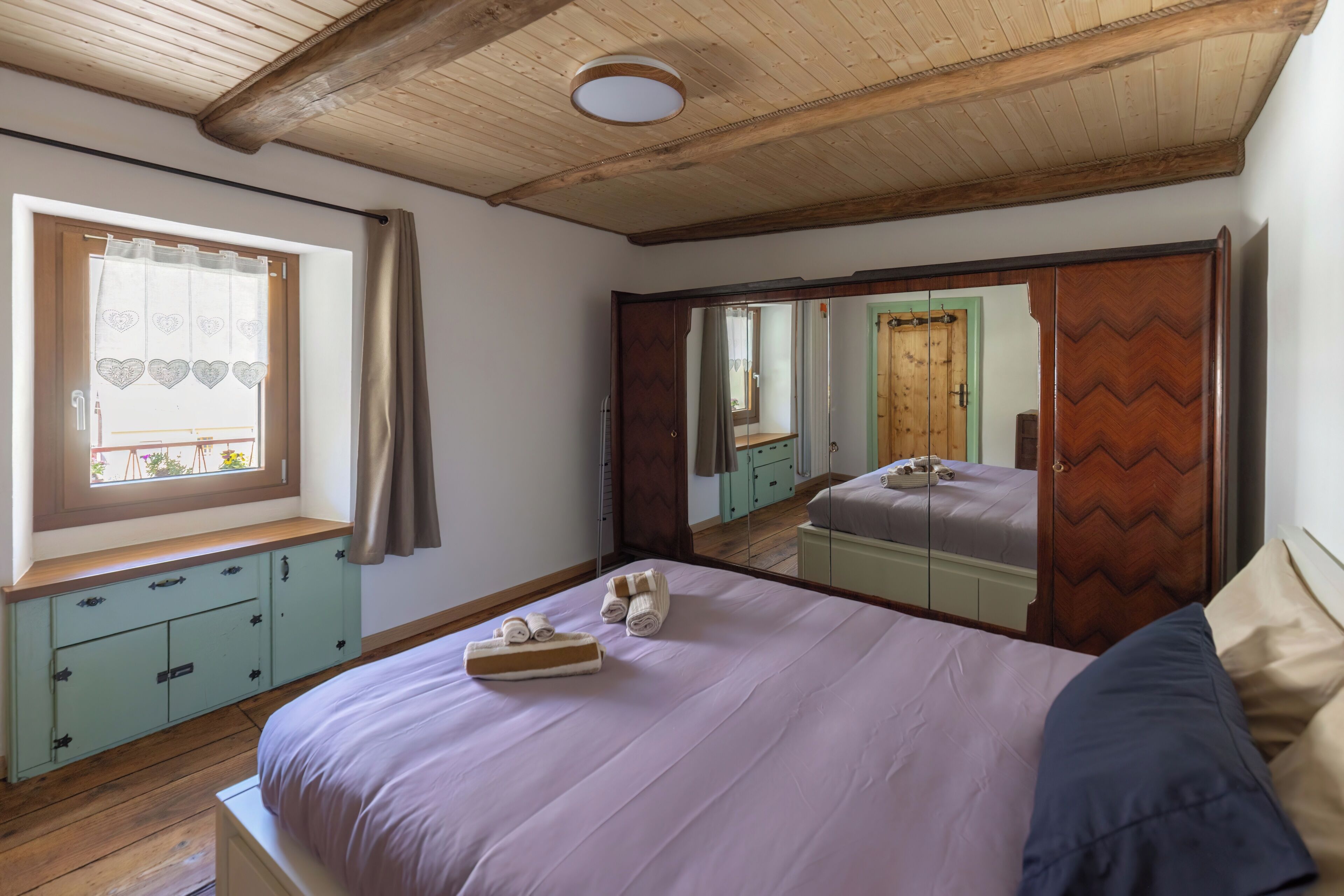 2 bedrooms, travel cot, free WiFi, bed sheets