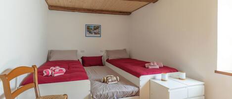 2 bedrooms, travel cot, free WiFi, bed sheets