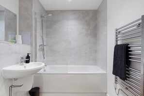Towels, soap, shampoo, toilet paper - City Point Aberdeen by Guestz (Aberdeen)