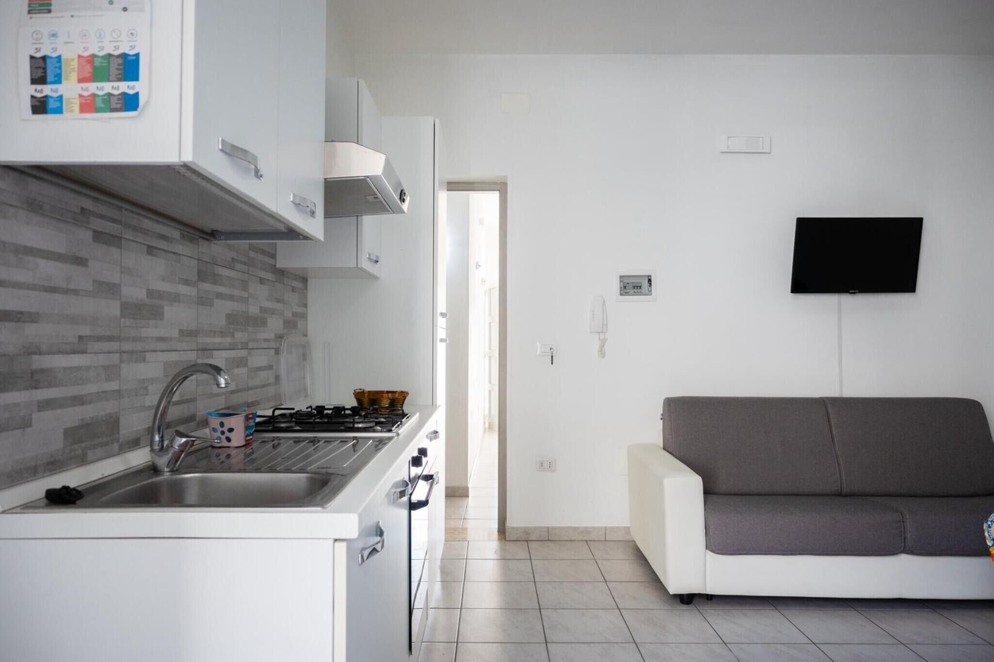 Fridge, oven, stovetop, cookware/dishes/utensils
