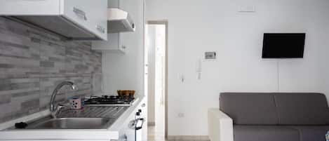 Refrigerador, horno, parrilla de estufa y utensilios de cocina