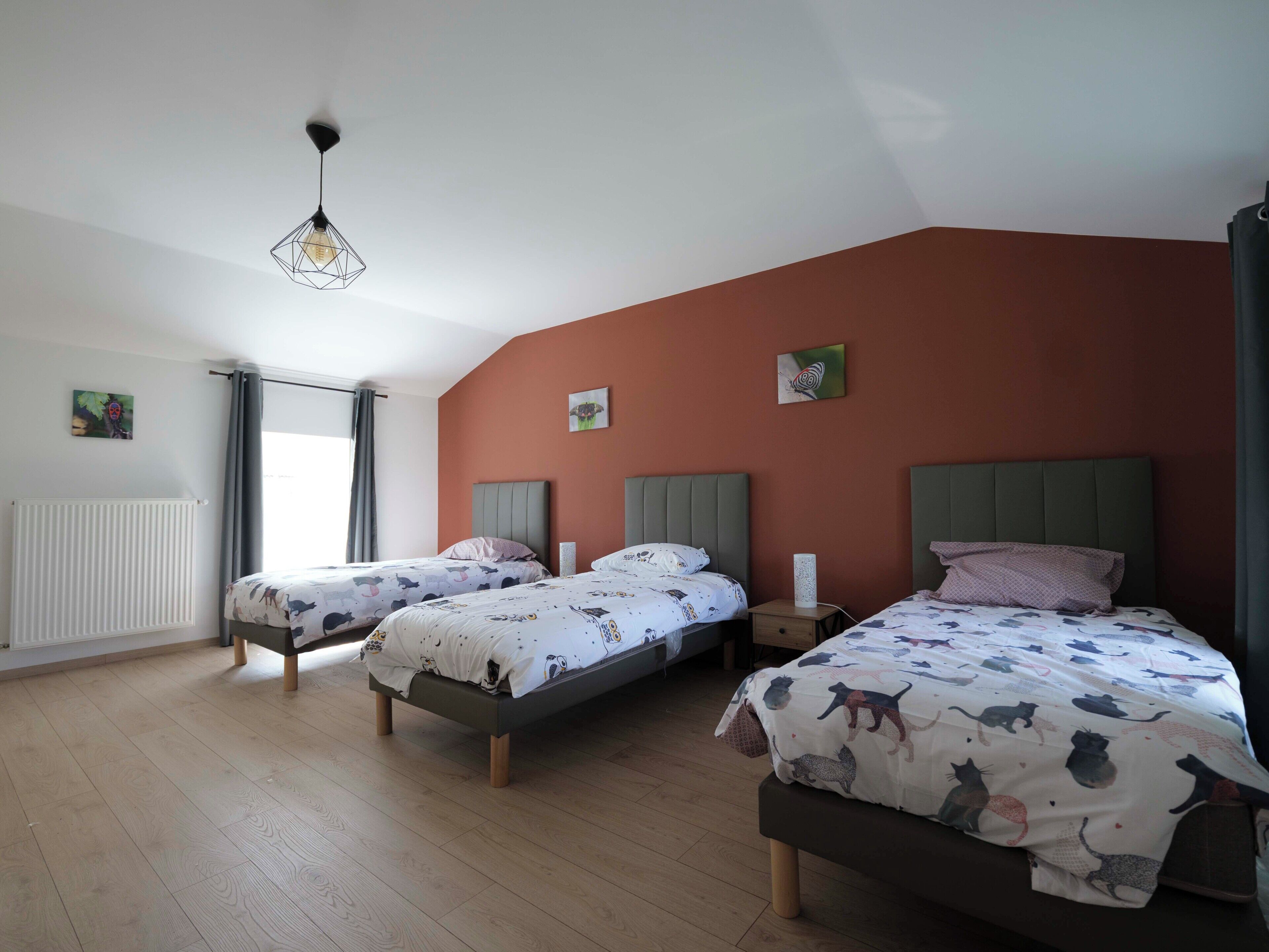 4 bedrooms, iron/ironing board, WiFi, bed sheets