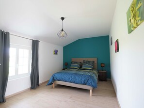 4 habitaciones, tabla de planchar con plancha, wifi y ropa de cama 