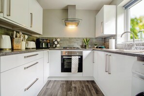Fridge, microwave, oven, stovetop - Central Blue Haven Retreat | Free Parking | 8PPL (Sheffield)