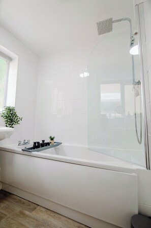 Haartrockner, Handtücher, Seife, Shampoo