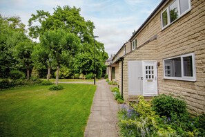 Property grounds - Central Blue Haven Retreat | Free Parking | 8PPL (Sheffield)