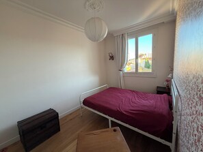 3 slaapkamers, een strijkplank/strijkijzer, wifi, beddengoed