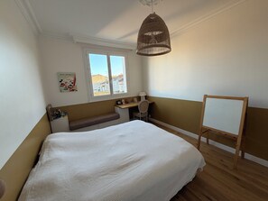 3 bedrooms, iron/ironing board, WiFi, bed sheets - Large 105m² Apt with Terrace & Parking (Toulouse)