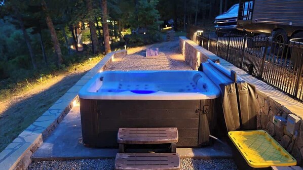 Outdoor spa tub - The Dogwood. 180 degree views of the Smoky Mtns (Tallassee)