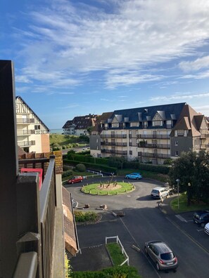 A residential area with multiple houses, a roundabout, and a parking lot. - Renovated and Bright Apartment - Direct Sea Access (Cabourg)
