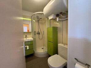 Shower, hair dryer, towels - Renovated and Bright Apartment - Direct Sea Access (Cabourg)