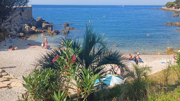 A beach with clear water, rocks, and people. - AC Studio with Parking in Sanary-sur-Mer (Sanary-sur-Mer)