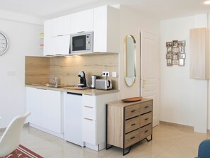 Fridge, microwave, coffee/tea maker, toaster - New studio with balcony near Gallieni metro. (Bagnolet)