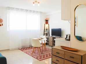 Interior - New studio with balcony near Gallieni metro. (Bagnolet)