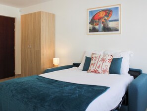 Iron/ironing board, WiFi, bed sheets - New studio with balcony near Gallieni metro. (Bagnolet)