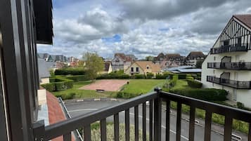 Ein Wohngebiet mit Häusern, einem grünen Rasen und einer Straße.
