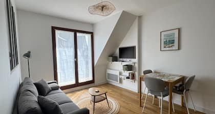 Renovated apt with view & parking in Cabourg