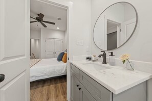 2 bedrooms, desk, iron/ironing board, WiFi - Festival House-KING-Cajun Luxury-Garage-Fast WiFi (Lafayette)