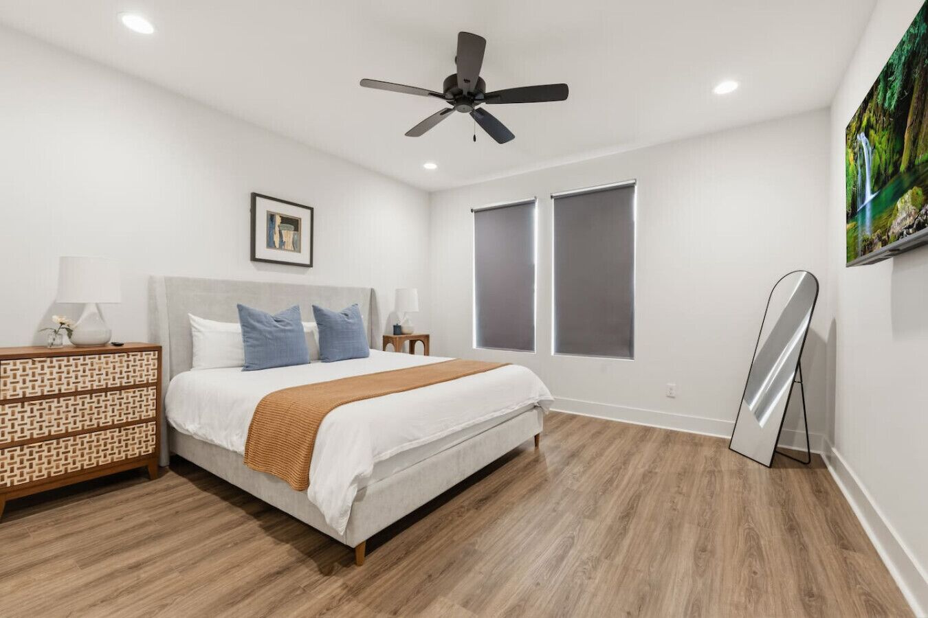2 habitaciones, escritorio, tabla de planchar con plancha y wifi 